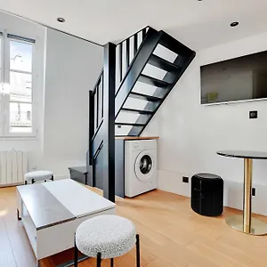 https://renovated-studio-ac-rue-des-archives-marais.fr-paris.fr
