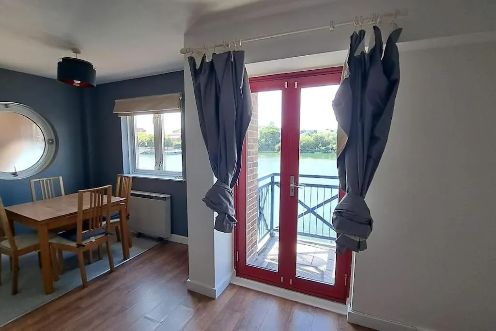 Wapping 700Sqft 2 Bedroom Apartment - South Facing Dockside Views - Secure Parking London