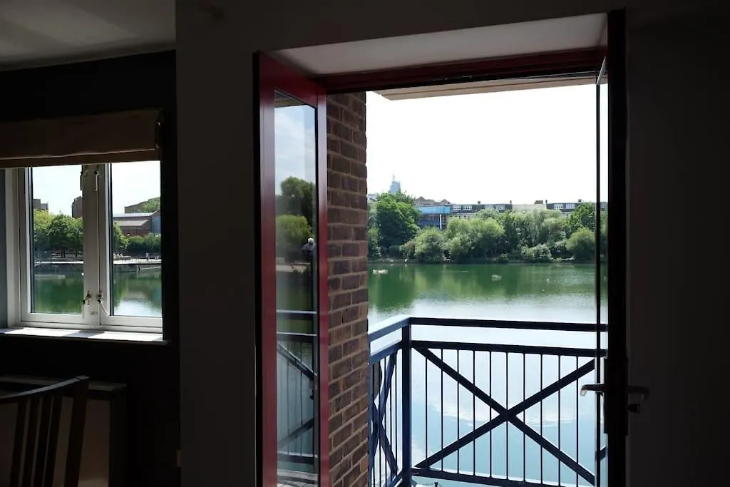 Wapping 700Sqft 2 Bedroom Apartment - South Facing Dockside Views - Secure Parking Londen