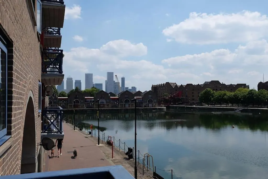 Wapping 700Sqft 2 Bedroom Apartment - South Facing Dockside Views - Secure Parking London 0*,  United Kingdom