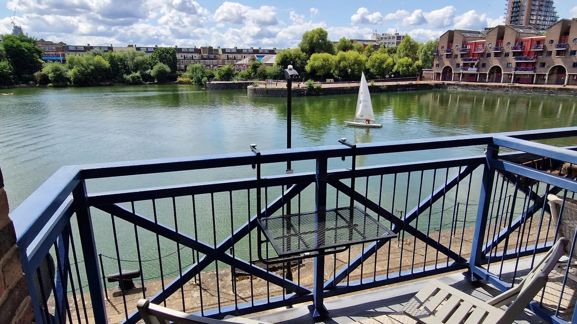 Wapping 700Sqft 2 Bedroom Apartment - South Facing Dockside Views - Secure Parking Londen