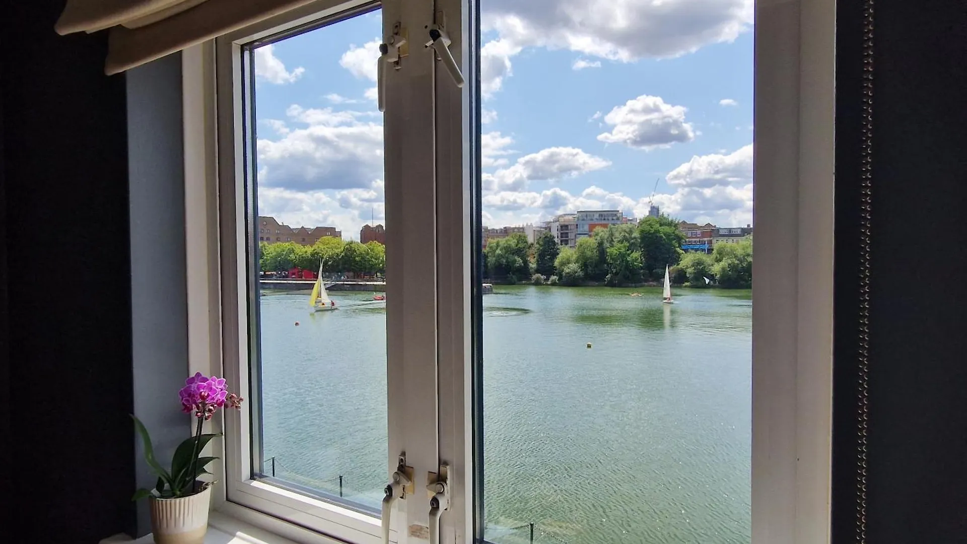 Wapping 700Sqft 2 Bedroom Apartment - South Facing Dockside Views - Secure Parking Londen