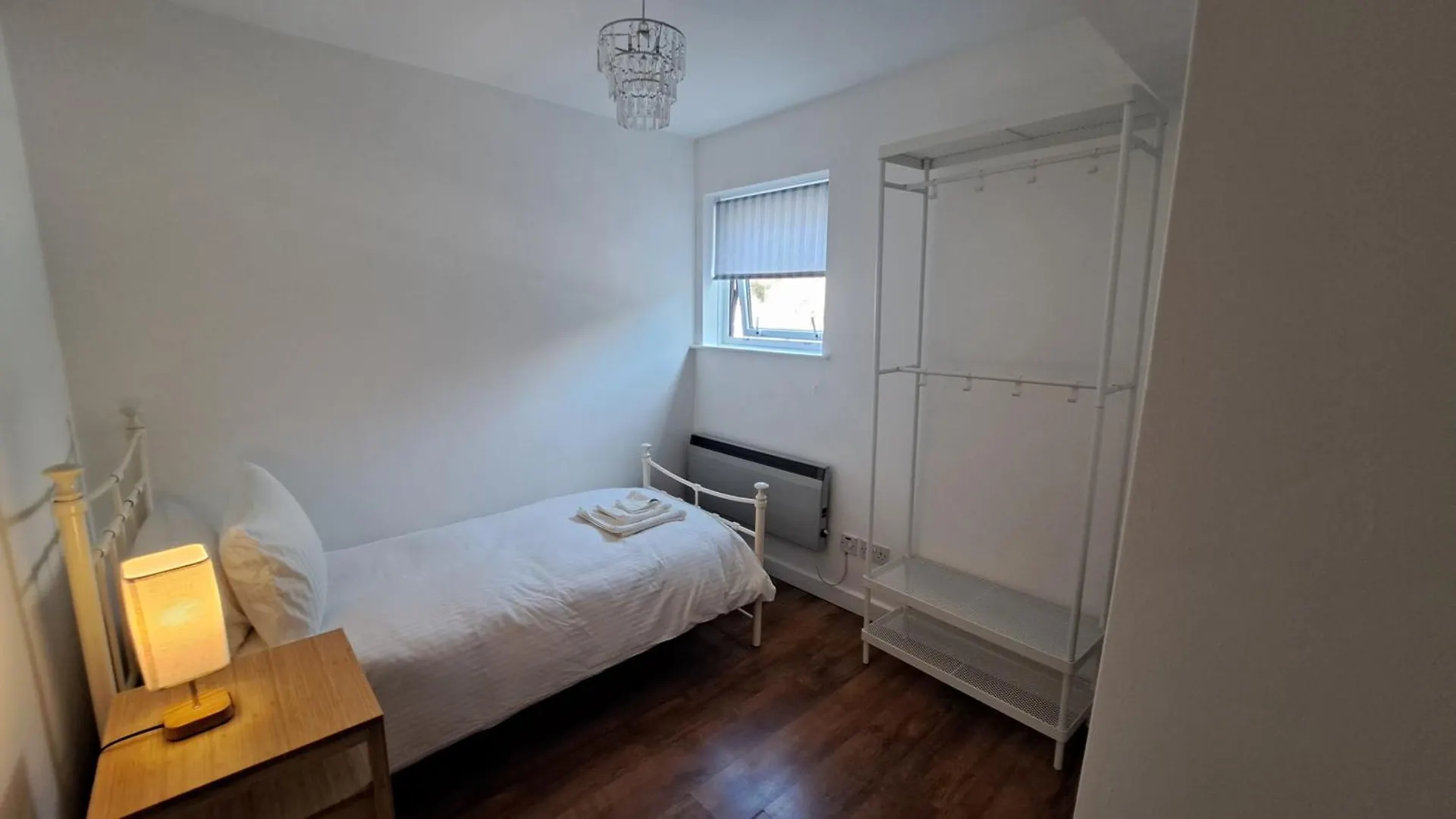 Wapping 700Sqft 2 Bedroom Apartment - South Facing Dockside Views - Secure Parking Londen