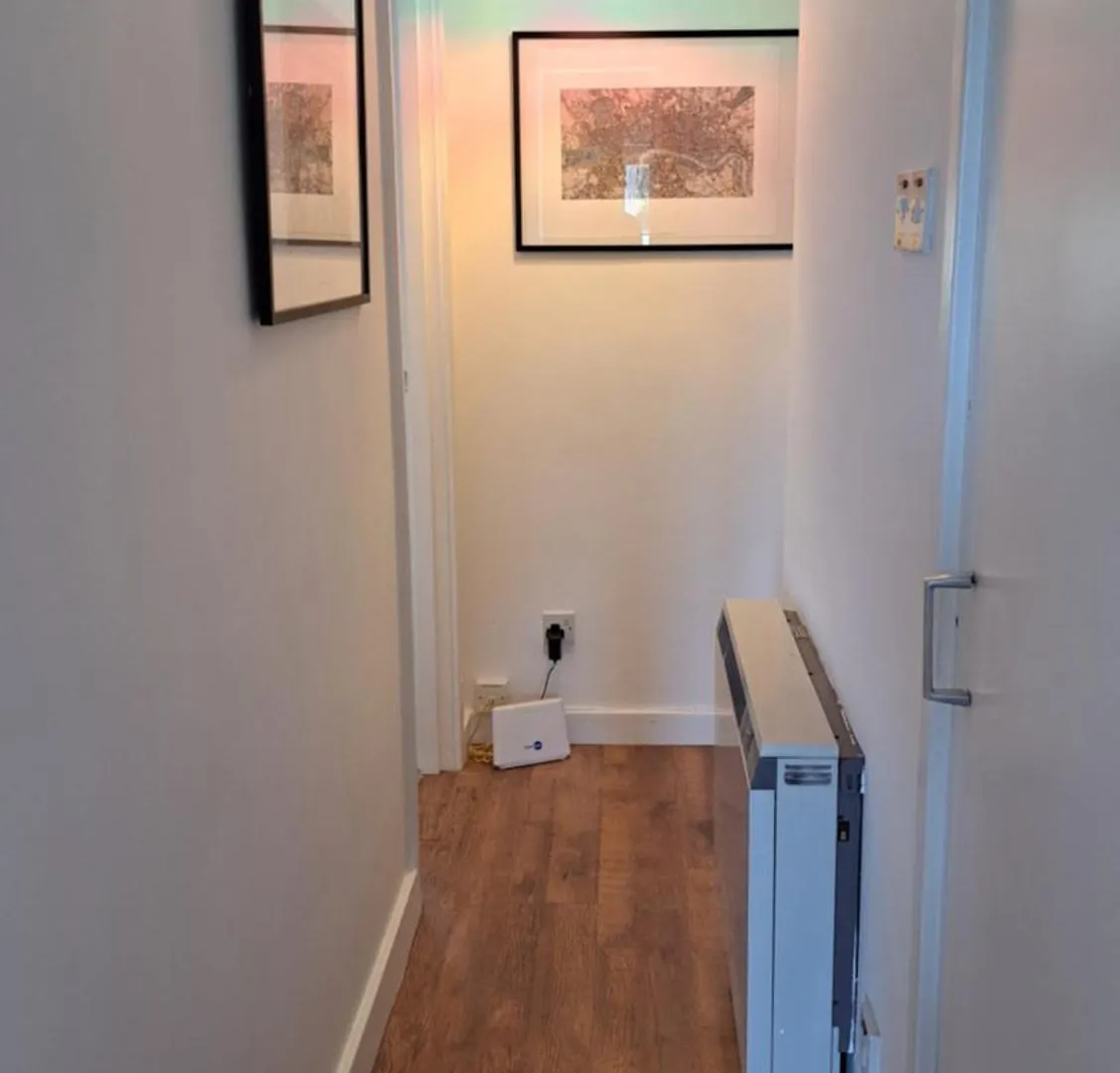 Wapping 700Sqft 2 Bedroom Apartment - South Facing Dockside Views - Secure Parking London