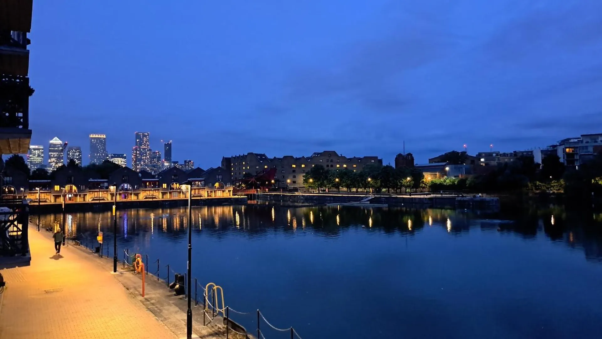 Wapping 700Sqft 2 Bedroom Apartment - South Facing Dockside Views - Secure Parking London