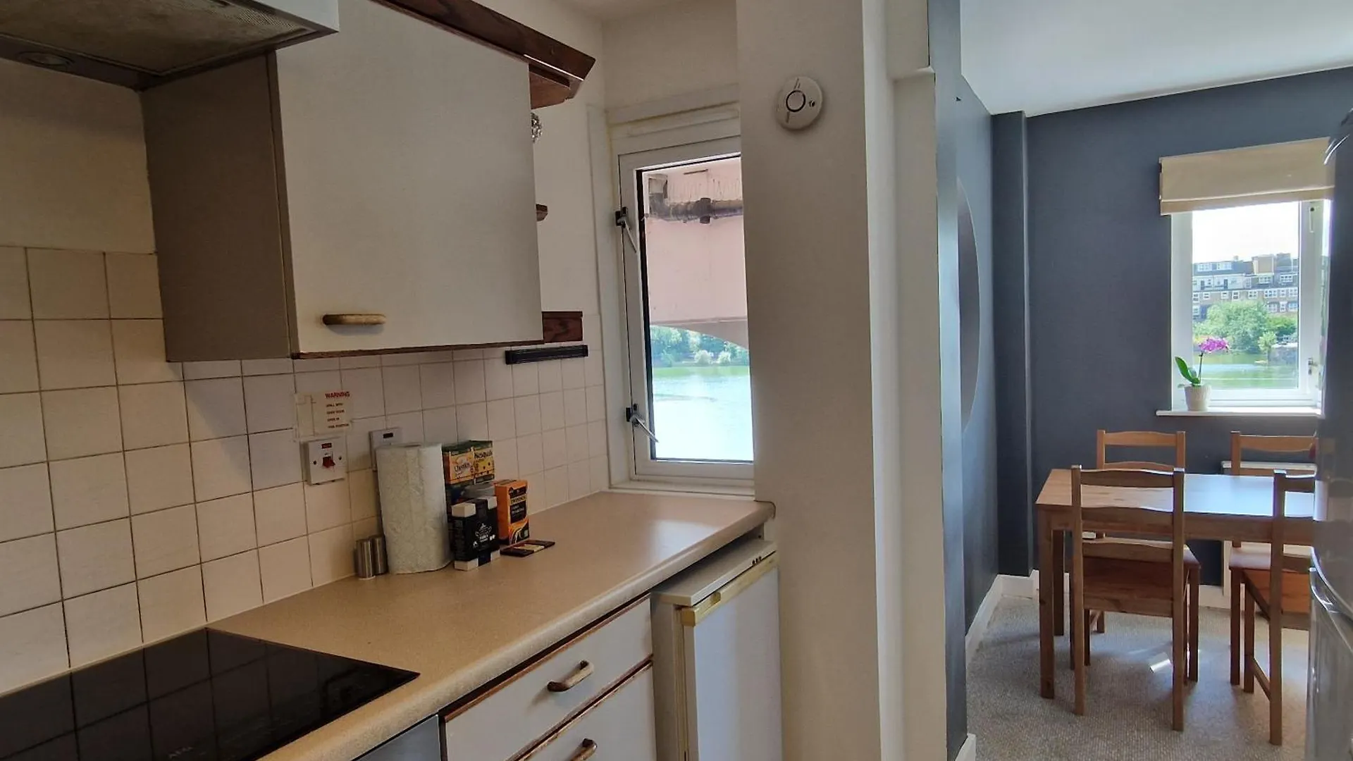 Wapping 700Sqft 2 Bedroom Apartment - South Facing Dockside Views - Secure Parking London 0*,