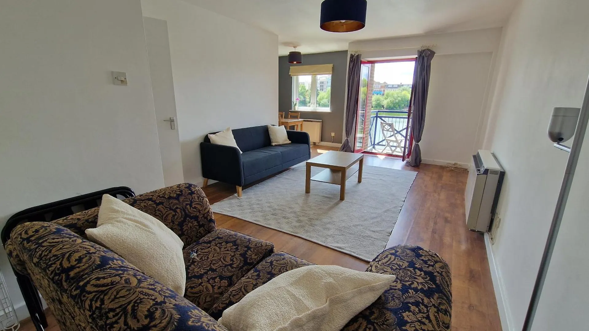 Wapping 700Sqft 2 Bedroom Apartment - South Facing Dockside Views - Secure Parking London