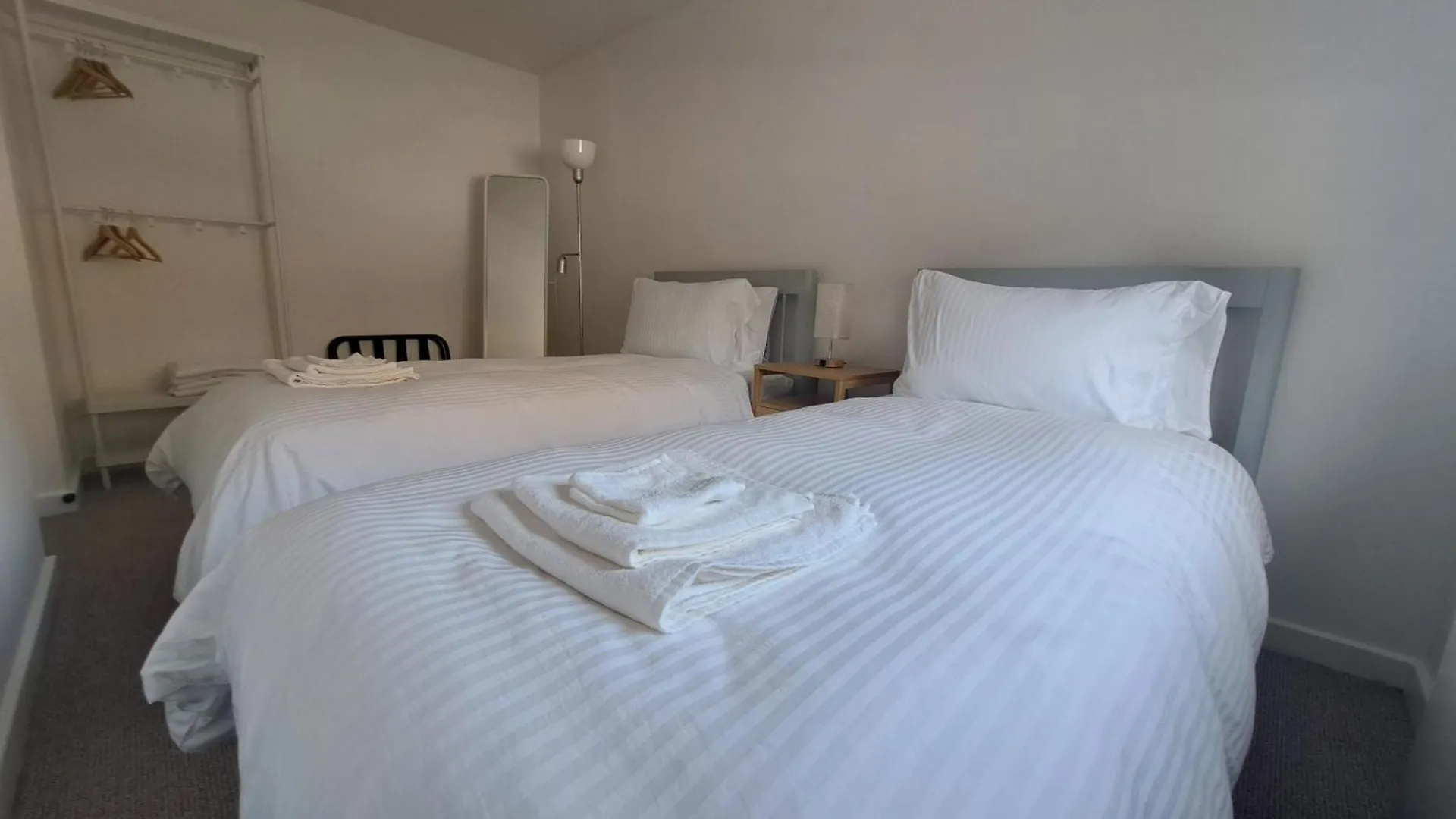 Wapping 700Sqft 2 Bedroom Apartment - South Facing Dockside Views - Secure Parking London