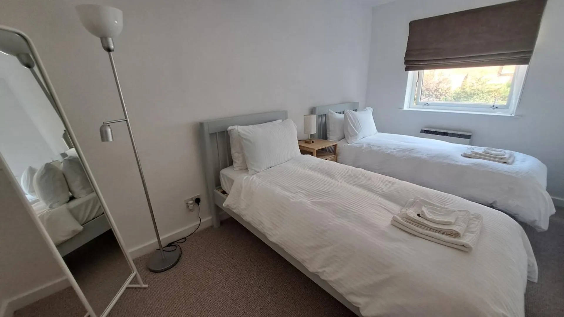 Wapping 700Sqft 2 Bedroom Apartment - South Facing Dockside Views - Secure Parking London